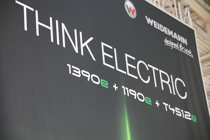 Weidemann Messestand Agritechnica 2023 mit Banner Think Electric