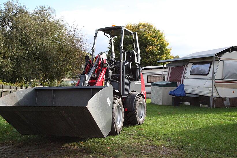 Weidemann Hoftrac 1160 mit Fahrerschutzdach im Einsatz mit Leichtgutschaufel