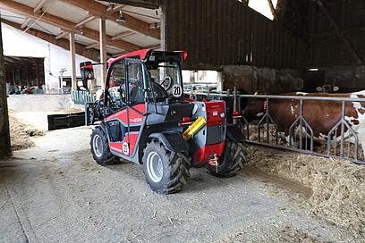 Weidemann Teleskoplader T4512e im Einsatz auf einem landwirtschaftlichen Betrieb