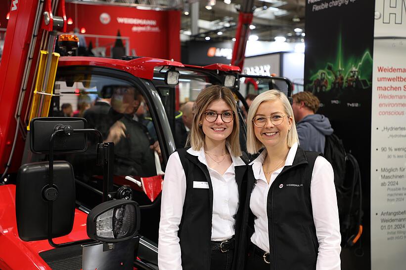 Weidemann Messestand Agritechnica 2023 mit Weidemann Mitarbeiterinnen