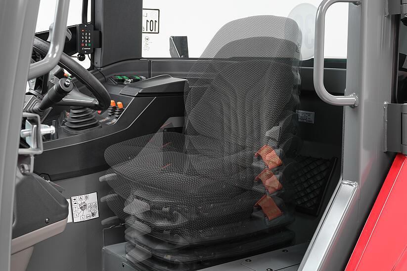 Weidemann wheel loader 2060, 3060, 4060 in studio, Driver's seat (joystick console not spring-loaded)