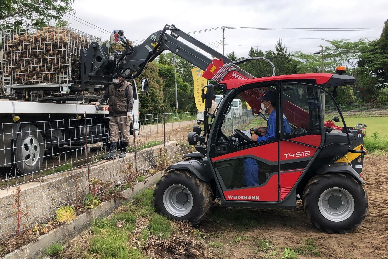 Weidemann Teleskoplader T4512 im Einsatz mit einer Palettengabel beim LKW beladen