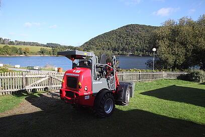 Weidemann Hoftrac 1160 mit abgeklappten Fahrerschutzdach im Einsatz