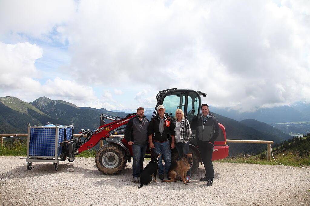 Gruppenbild, Personen mit Maschine