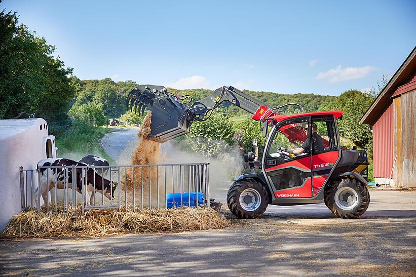 Weidemann Teleskoplader T4512e im Einsatz mit Greifschaufel