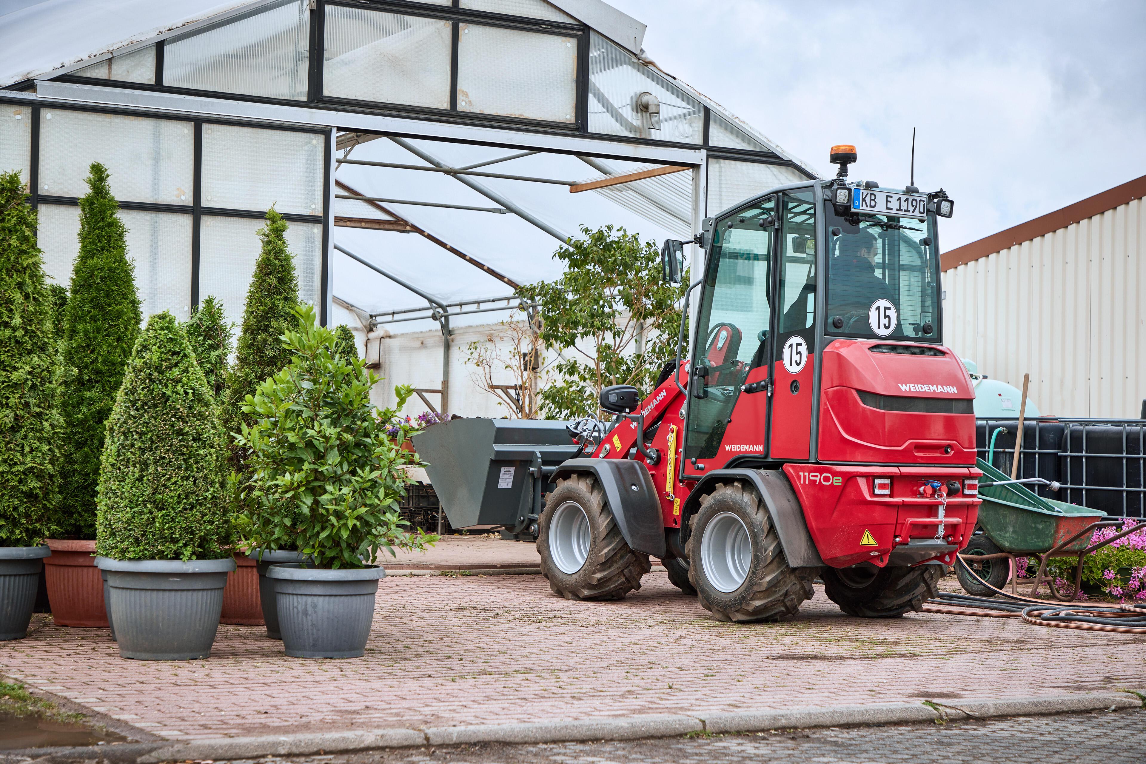 Weidemann Hoftrac 1190e Kabine im Einsatz mit Leichtgutschaufel