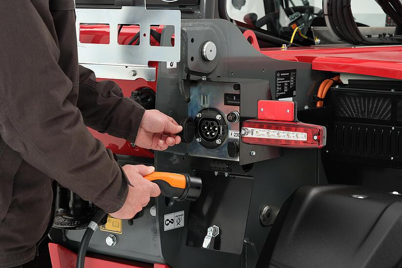 Weidemann telehandler T4512e charging options, studio