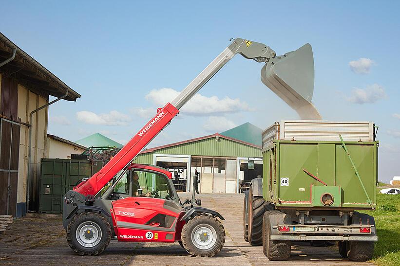 Weidemann Teleskoplader T7035 mit Leichtgutschaufel im Einsatz