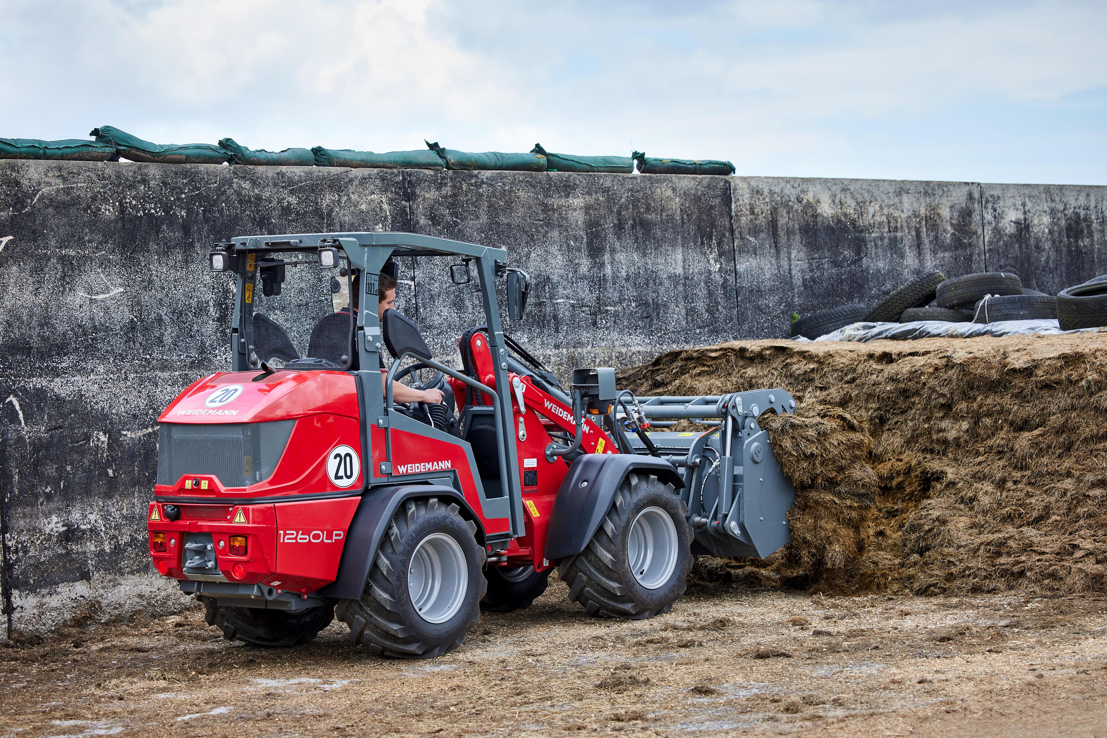 Weidemann Hoftrac 1260LP Fahrerschutzdach im Einsatz mit Greifschaufel