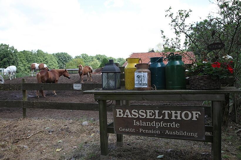 Schild mit Logo