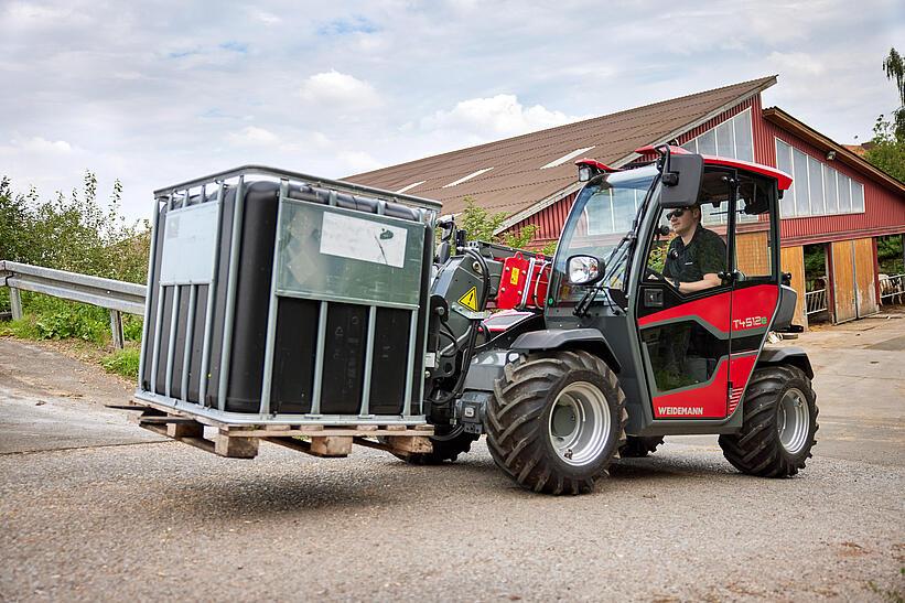 Weidemann Teleskolader T4512e mit Palettengabel im Einsatz