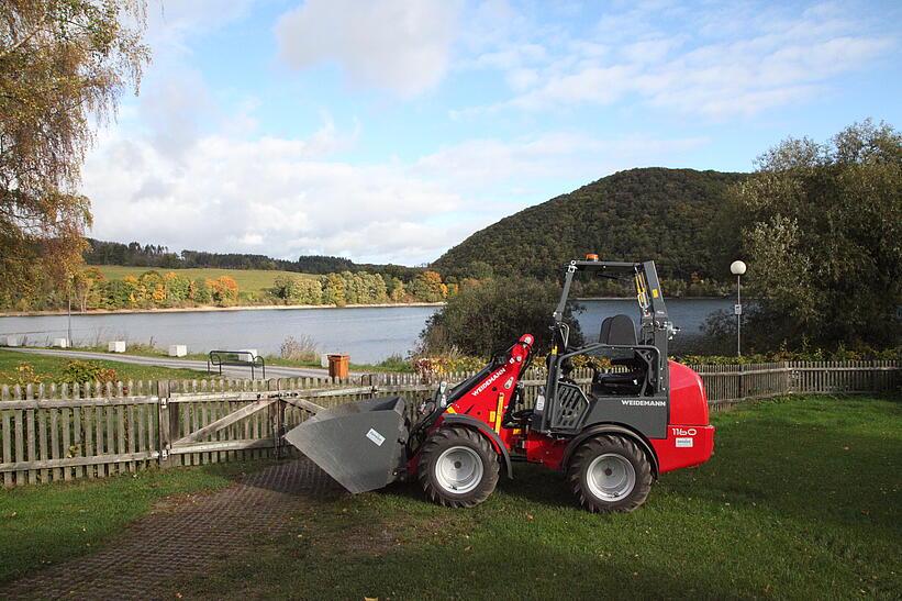 Weidemann Hoftrac 1160 mit Fahrerschutzdach im Einsatz mit Leichtgutschaufel