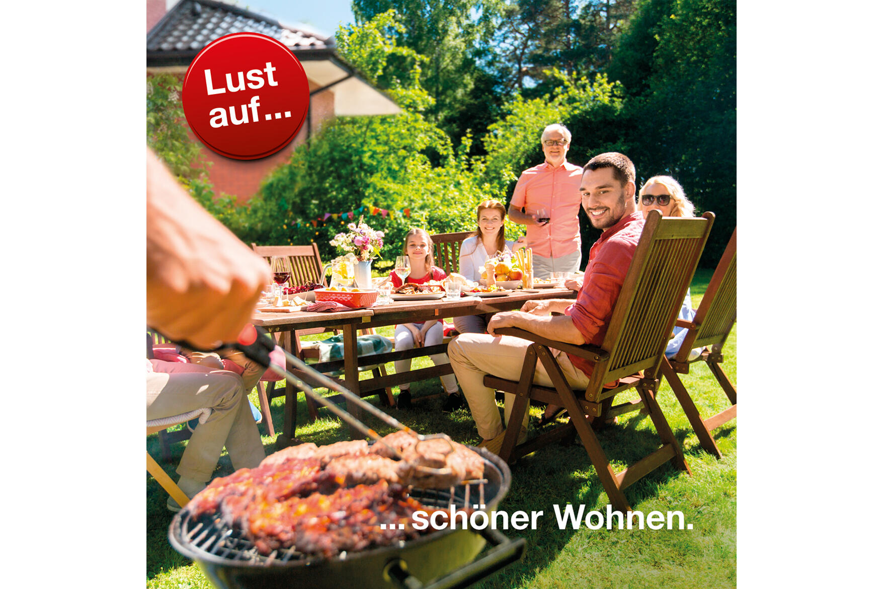 Familie im Garten am Grillen