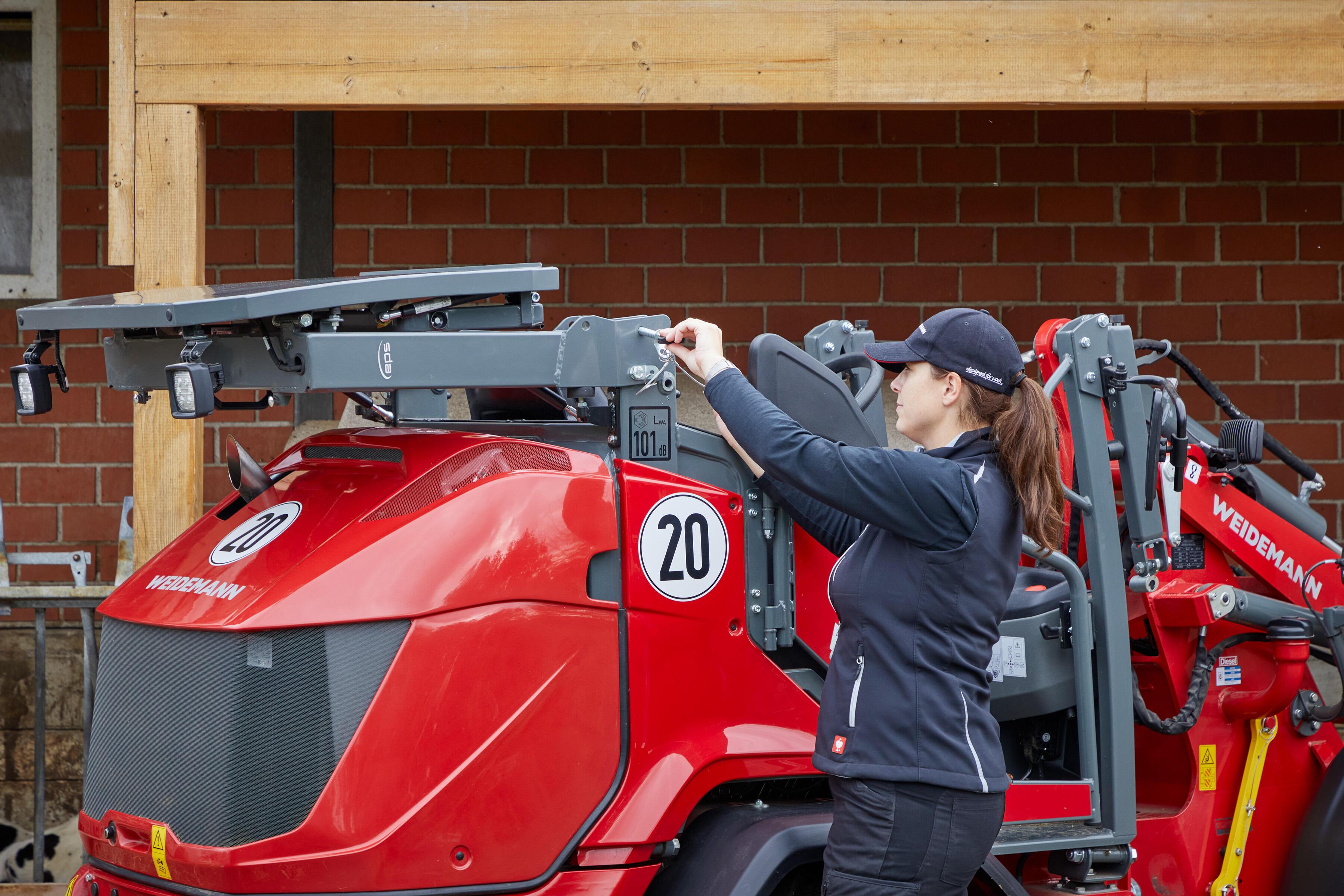 Weidemann Hoftrac 1390 - Frau klappt das Fahrerschutzdach ab