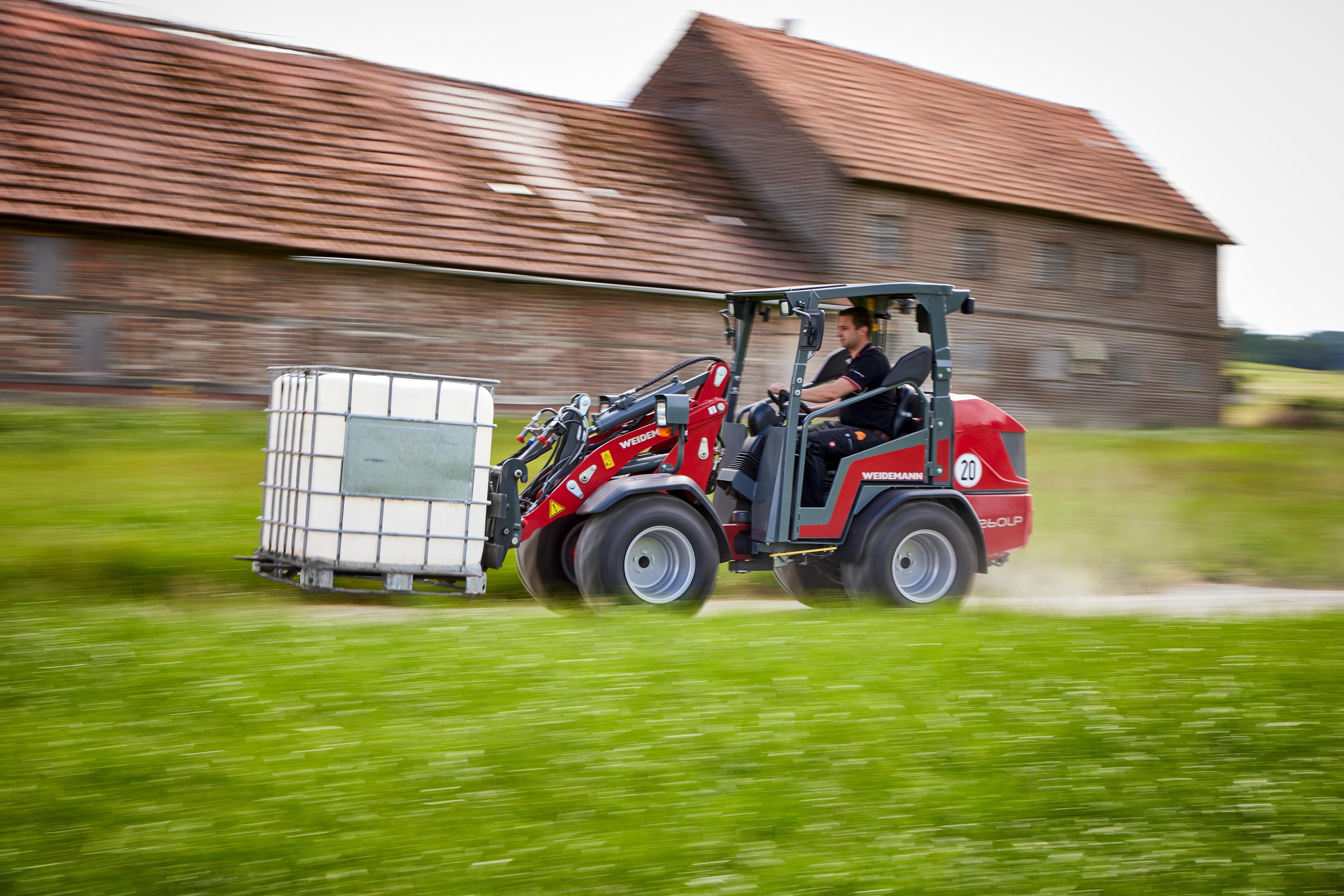 Weidemann Hoftrac 1260LP Fahrerschutzdach im Einsatz mit Palettengabel