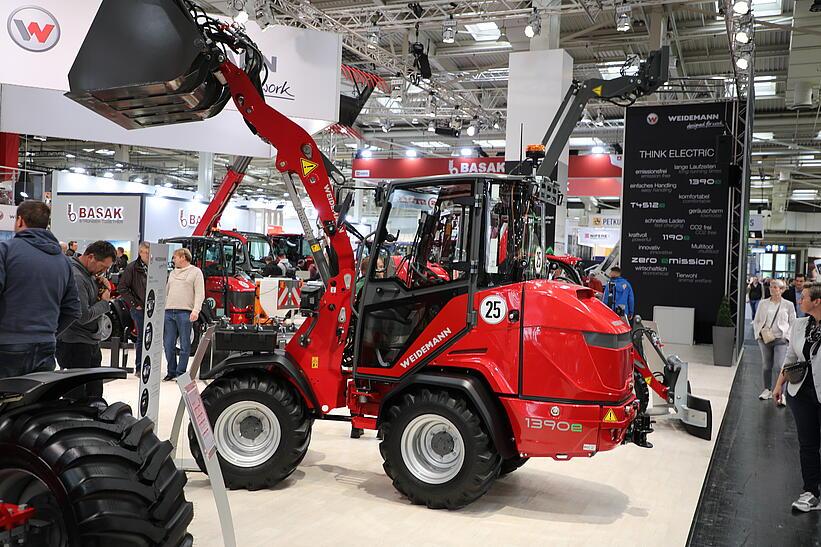 Weidemann Messestand Agritechnica 2023 mit elektrsich betriebenem Hoftrac 1390e