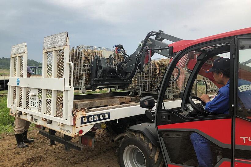 Weidemann Teleskoplader T4512 im Einsatz mit einer Palettengabel