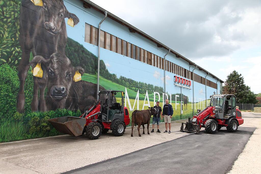 Zwei Weidemann Maschinen vor dem Wagyu Hof Marbelution