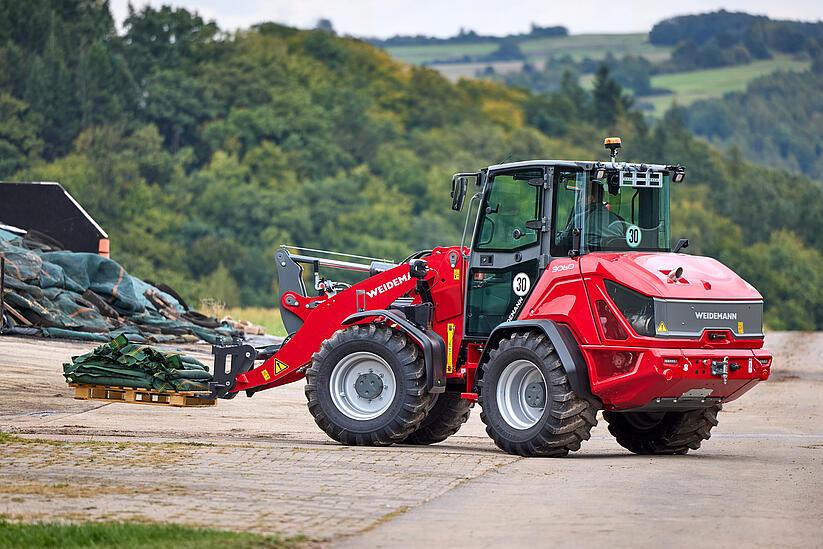 Weidemann wheel loader 3060 in studio, efficiency